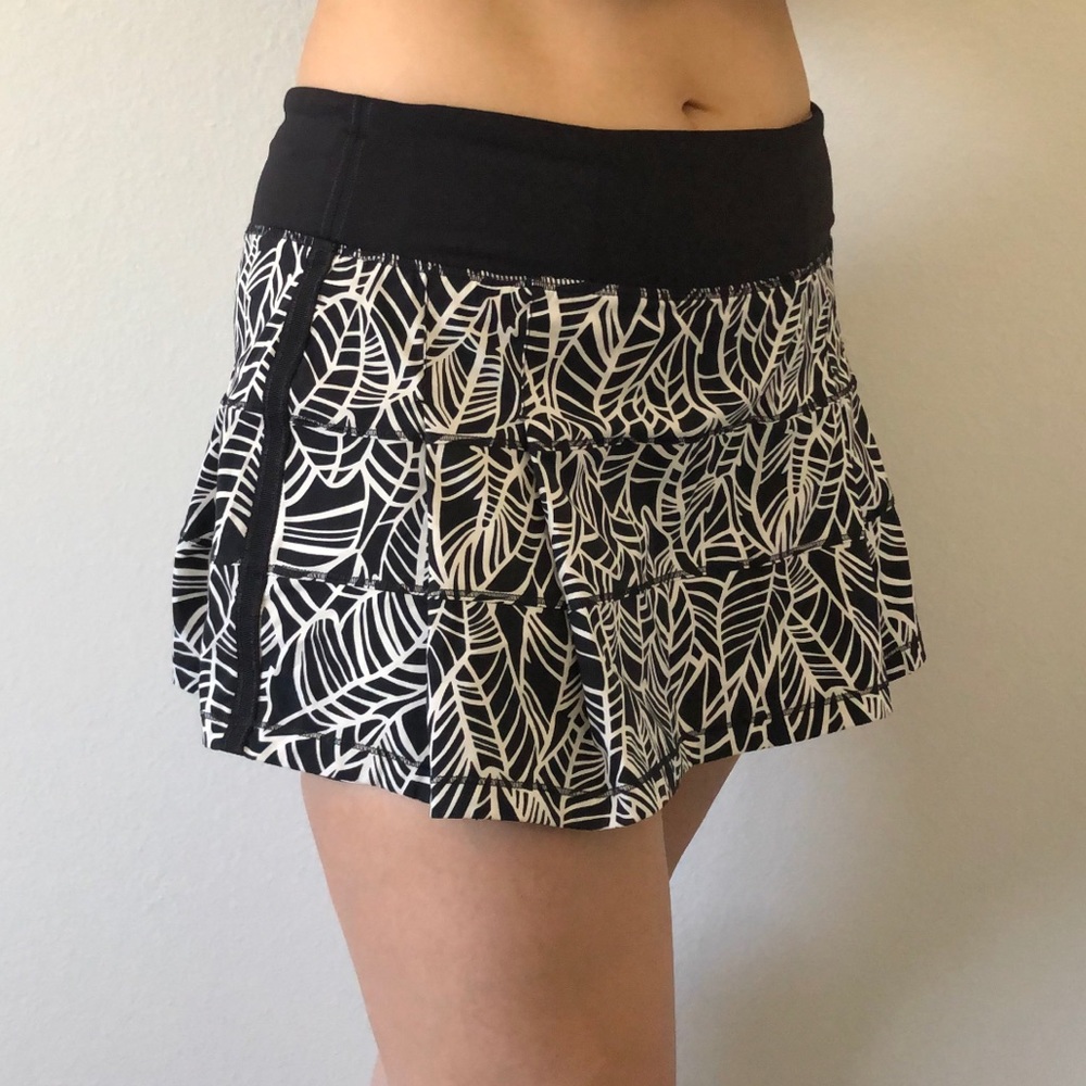 Lululemon black/white leaf printed skirt/ skort